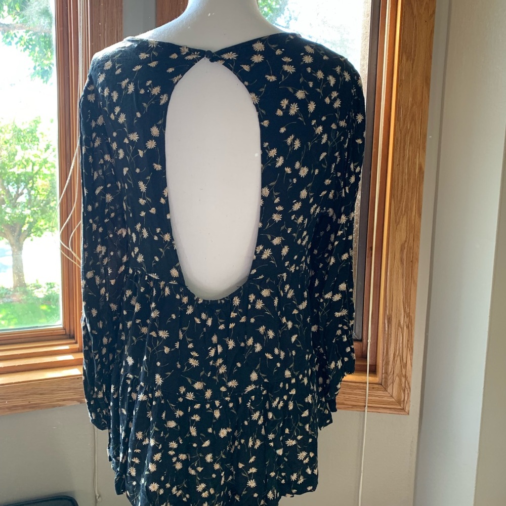 Daisy open back Top - Picture 2 of 4